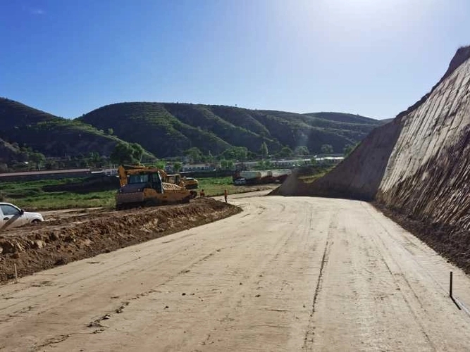 水泥与土凝岩固化剂改良公路路基土体的收缩性能研究